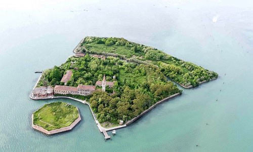 Poveglia là hòn đảo nhỏ có diện tích 6,8 ha nằm trong khu vực phá Venice, miền bắc Italy. Hòn đảo Poveglia được cho bị  ma ám nặng, gắn liền với truyền thuyết ma quỷ hãi hùng khiến nhiều người lạnh sống lưng.