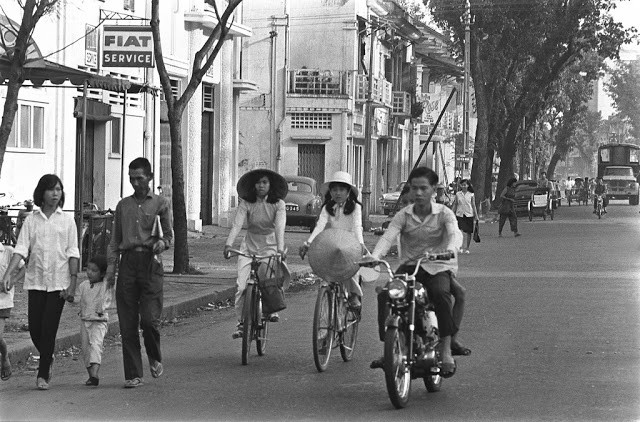 Nhà báo kiêm nhiếp ảnh gia người Pháp François Sully đã ở Việt Nam những năm 1960. Trong thời gian ở đây, ông thực hiện một loạt ảnh ghi lại cuộc sống của người dân ở  miền Nam Việt Nam. Ảnh chụp tại đường Hồ Văn Ngà (nay là đường Lê Thị Hồng Gấm), Sài Gòn năm 1967.