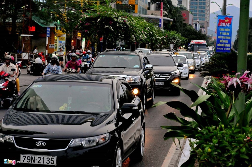 Đường Trần Phú (Nha Trang) lúc 17h chiều 30/4, xe hơi xếp hàng dài di chuyển chậm đến các khách sạn, nhà hàng và bãi tắm trong đó có  bãi biển Nha Trang.