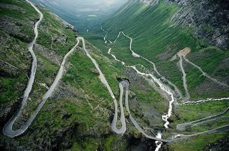 Đường Yungas Road ở Bolivia là một trong những " con đường tử thần" nguy hiểm nhất thế giới khi cướp đi sinh mạng của hàng nghìn người. Theo ước tính, mỗi năm có khoảng 200-300 người tử vong khi đi qua cung đường ngoằn ngoèo, cực kỳ nhỏ hẹp và có nhiều khúc quanh nguy hiểm.