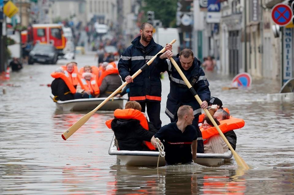 Lính cứu hỏa sơ tán người dân thị trấn Nemours, cách thủ đô Paris 80 km về phía nam, sơ tán tới khỏi khu vực  ngập lụt nặng sau trận mưa lớn kéo dài khắp châu Âu những ngày qua. Khoảng 3.000 người tại Nemours đã được sơ tán vì nước lũ dâng cao. Trên toàn nước Pháp, 25.000 người đang phải sống trong cảnh mất điện.