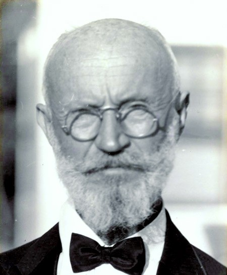 Carl Tanzler chính là  bác sĩ giao hoan với tử thi trong nhiều năm gây chấn động nước Mỹ. Sinh năm 1877 tại Dresden (Đức), Tanzler chuyển đến Florida, Mỹ sinh sống và làm việc tại bệnh viện Hải Quân Mỹ ở Zephyrhills năm 1926.