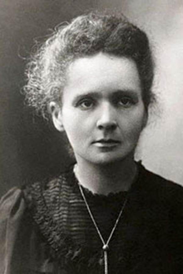 Marie Curie là  nhà khoa học nữ đầu tiên giành giải Nobel. Bà cũng là người phụ nữ đầu tiên có 2 giải Nobel ở 2 lĩnh vực khác nhau bao gồm: Nobel vật lý và Nobel hóa học. Marie Curie đã cùng với chồng Pierre Curie và nhà nghiên cứu Henri Becquerel được vinh danh vì những cống hiến cho nghiên cứu phóng xạ.