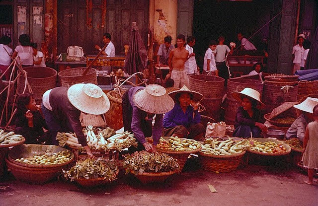 Dưới ống kính nhiếp ảnh gia người Mỹ,  Bangkok những năm 1950 hiện lên một cách sống động, thanh bình. Trong ảnh là những người phụ nữ bán các loại nông sản tại một khu chợ ở Bangkok.