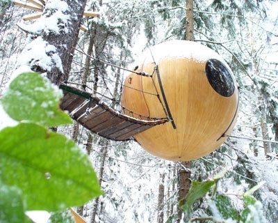  Ngôi nhà “siêu dị” Linh hồn Tự do tại British Columbia, trông như những quả bóng treo trên cây.