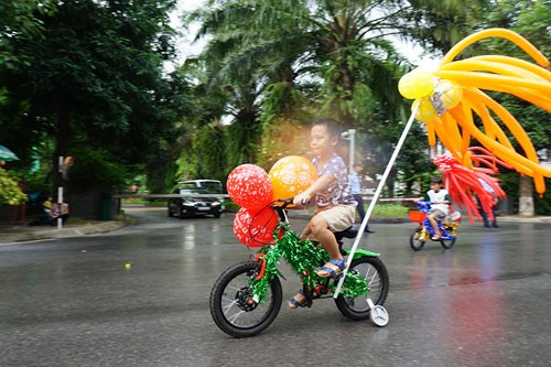 Thế nhưng thời gian gần đây liên tiếp những vụ bỏng do nổ  bóng bay xảy ra khiến nhiều người lo sợ, đặc biệt trong thời điểm chuẩn bị tới ngày khai giảng năm học mới. Bóng bay từ lâu đã là món đồ chơi yêu thích của rất nhiều trẻ nhỏ, đặc biệt vào dịp lễ, tết, khai giảng gia đình nào cũng cố gắng mua cho con em mình 1 vài quả hay cả chùm bóng, thế nhưng ít ai biết rằng bóng bay rất dễ phát nổ nếu gặp nguồn nhiệt đủ lớn và có thể gây bỏng nặng nếu không được chữa trị kịp thời.