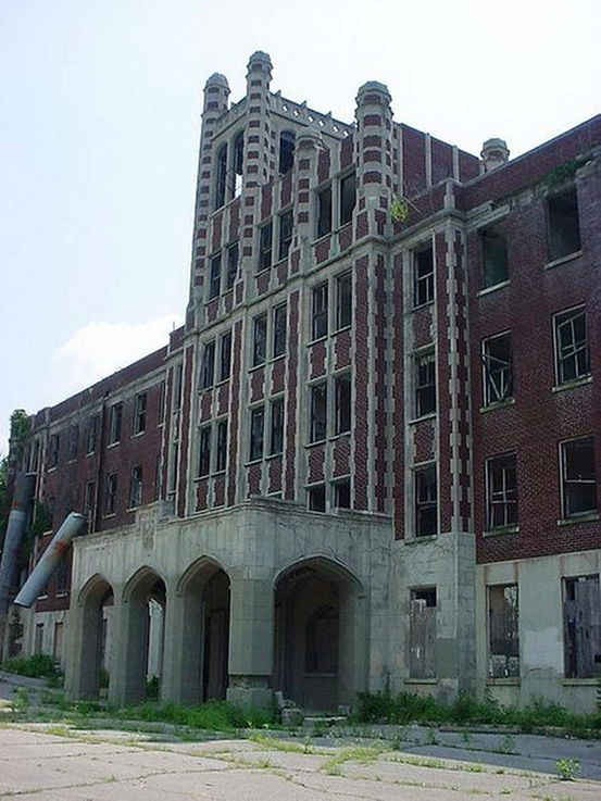 Bệnh viện Waverly Hills ở Louisville, Kentucky là một trong 7  địa điểm ma ám rùng rợn bậc nhất nước Mỹ. Được xây dựng năm 1910, trung tâm điều dưỡng bệnh nhân lao Waverly Hills là nơi chứng kiến nhiều trường hợp tử vong vì căn bệnh nguy hiểm này. Theo một số hồ sơ, có tới hơn 60.000 ca bệnh tử vong vì căn bệnh lao. Đến năm 1962, bệnh viện này đóng cửa. Bệnh viện Waverly Hills được đồn thổi những câu chuyện ma quái vô cùng rùng rợn như linh hồn các bện nhân tử vong tại đây thường xuyên xuất hiện.