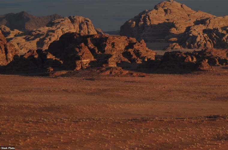 Thung lũng Wadi Rum còn được gọi là "Thung lũng Mặt Trăng” nằm ở miền nam Jordan gây ấn tượng với công chúng bởi quang cảnh như đến từ hành tinh khác. Khung cảnh ngoạn mục của núi đá granit và đá sa thạch cao nằm bên cạnh thung lũng đầy cát đỏ ở  kỳ quan thiên nhiên này cuốn hút du khách.