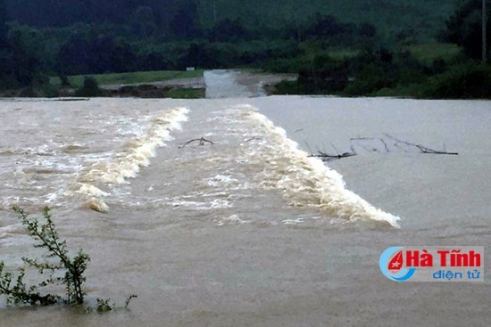 Do ảnh hưởng kết hợp của rìa Tây Nam lưới áp cao lục địa tăng cường, rìa Bắc rãnh áp thấp nối thâm áp thấp nhiệt đới và nhiễu động đới gió Đông trên cao, từ tối 14/10, Hà Tĩnh và Quảng Bình có mưa to đến rất to, gây ngập lụt nặng.