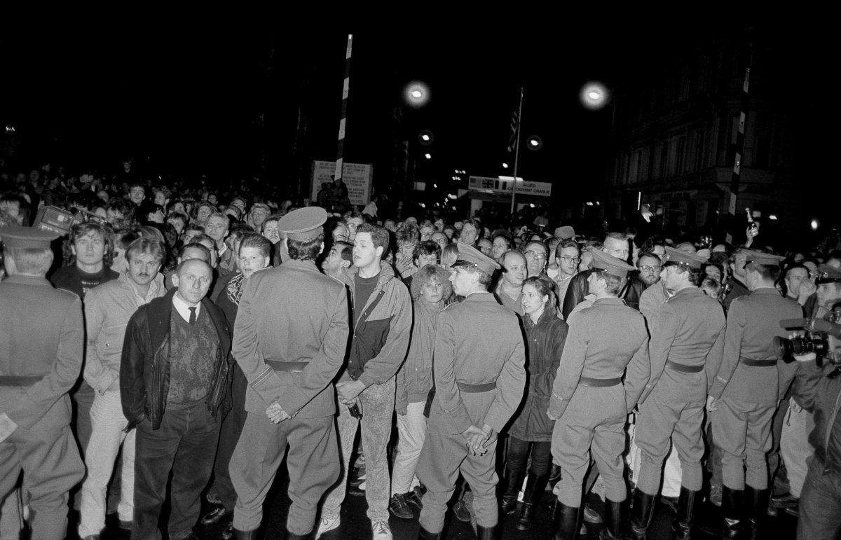 Năm 1961,  Bức tường Berlin được dựng lên ngăn cách phần Đông và Tây thành phố của Đức. Đây là một trong những biểu tượng mạnh mẽ nhất của Chiến tranh Lạnh. Ảnh: Fabrizio Bensch.