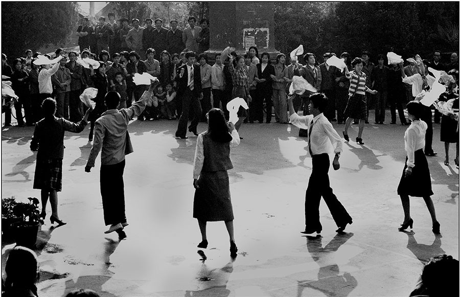 Những người trẻ tập luyện biểu diễn cho Ngày hội giới trẻ Youth Day ở thủ đô Bắc Kinh, Trung Quốc ngày 4/5/1980. Đây là một trong số những bức ảnh chụp  Bắc Kinh những năm 1980 đáng chú ý. Ảnh: photoint.net.