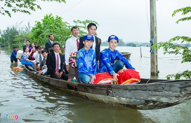 Đầu tháng 12,  nước lũ dâng cao tràn về gây ngập sâu nhiều tuyến đường ở thôn Mỹ Tân (xã Bình Chánh, huyện Bình Sơn, tỉnh Quảng Ngãi) khiến gia đình chú rể Phạm Hồng Nhựt (30 tuổi) phải chèo ghe, vượt lũ rước dâu. Ảnh: Anh Đoàn.