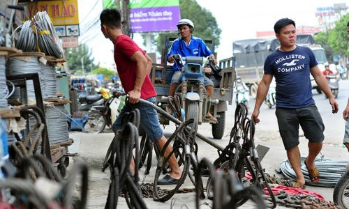 Khu chợ bán công cụ, máy móc, thiết bị gia dụng cũ nằm bên quốc lộ 1, phường Tân Biên (TP Biên Hòa, Đồng Nai). Nơi đây có gần trăm cửa hàng chuyên bán đồ cũ nên từ thương nhân cho đến khách hàng đều gọi " chợ hàng nghĩa địa".