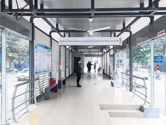  Xe buýt nhanh BRT được lưu thông trên một làn đường riêng với tuyến từ Kim Mã đến bến xe Yên Nghĩa. Thời gian cho một chiều xe trung bình từ 40 đến 45 phút. Hiện nay trong thời gian thử nghiệm, hành khách sẽ được đi miễn phí, sau ngày 31/1/2017, giá vé sẽ là 7.000 đồng một lượt. Trong ảnh là nhà chờ xe BRT tại Giảng Võ.