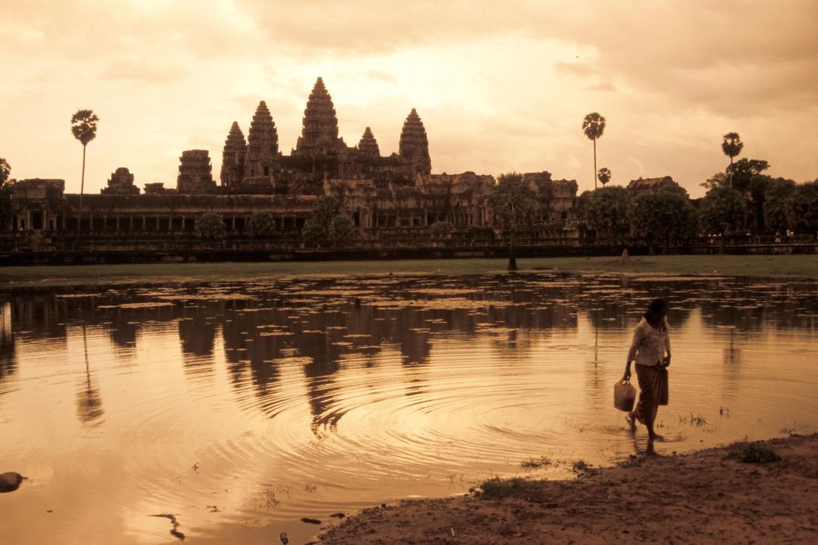 Từ lâu, sự sụp đổ của  thành phố Angkor đã trở thành một bí ẩn lớn, đánh đố nhân loại suốt nhiều thập kỷ. Mới đây, các chuyên gia đã chỉ ra nguyên nhân thành phố này sụp đổ. Theo National Geographic, cạnh con đường dẫn vào phế tích Angkor Wat ở Campuchia là một cây cầu đá vỡ vụn đứng đơn độc. Cây cầu này dường như không có gì đáng chú ý, không có nước chảy bên dưới nó.