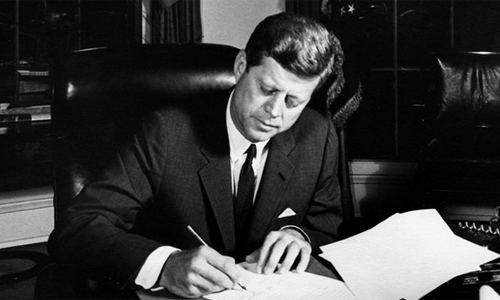 Dùng tiền lương  Tổng thống Mỹ làm từ thiện. Tổng thống Mỹ John F. Kennedy đắc cử ông chủ Nhà Trắng năm 1961. Vào thời điểm ấy, Tổng thống Kennedy là một người giàu có khi gia đình ông sở hữu khối tài sản khoảng 1 tỷ USD. Thêm nữa, Tổng thống Kennedy cũng có trong tay quỹ ủy thác hàng triệu USD.