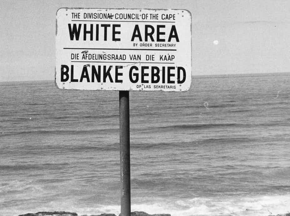 Chủ nghĩa phân biệt chủng tộc "Apartheid" từng tồn tại ở Nam Phi từ năm 1948 - 1991. Trong tiếng Nam Phi, “Apartheid” có nghĩa là “tình trạng bị phân biệt”. Sự phân biệt chủng tộc đối với người da đen ở Nam Phi đã trở thành một  tội ác tàn bạo, gây ảnh hưởng lớn đến mọi mặt đời sống ở Nam Phi.