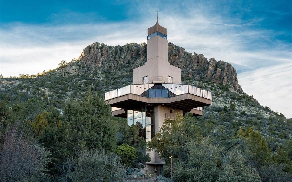 Ngôi nhà cao nhất thế giới có tên Falcon Nest (tổ chim ưng), tọa lạc tại bang Arizona (Mỹ), mang lại trải nghiệm thú vị cho những người từng sống tại đây. Đây là một trong những địa điểm ấn tượng nhất thế giới. Ảnh: ARMLS/Russ Lyon Sotheby’s International Realty.