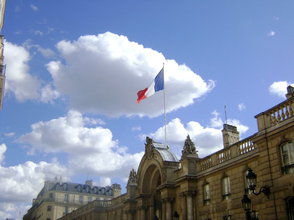 Cung điện Élysée ở Paris, Pháp là một trong những nơi ở của nguyên thủ quốc gia mà du khách có thể đến. Được xây dựng năm 1722, điện Elysee ở Paris đã là nơi ở chính thức của Tổng thống Pháp kể từ năm 1848. Khi đến thăm điện Élysée, du khách có thể ghé thăm văn phòng của Tổng thống có tên Salon Doré hay còn gọi là “phòng vàng”.