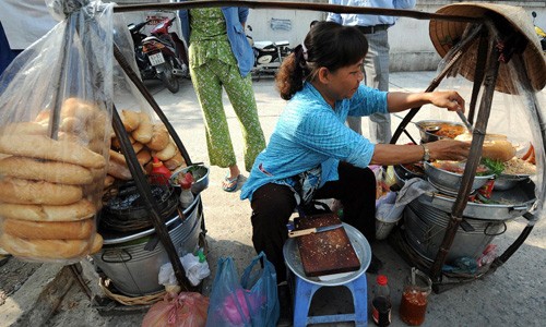 TP Hồ Chí Minh là một trong những thiên đường  ẩm thực đường phố hàng đầu thế giới. Bánh mì là một món ăn rất được thực khách ưa chuộng và có thể thưởng thức ở nhiều con phố.