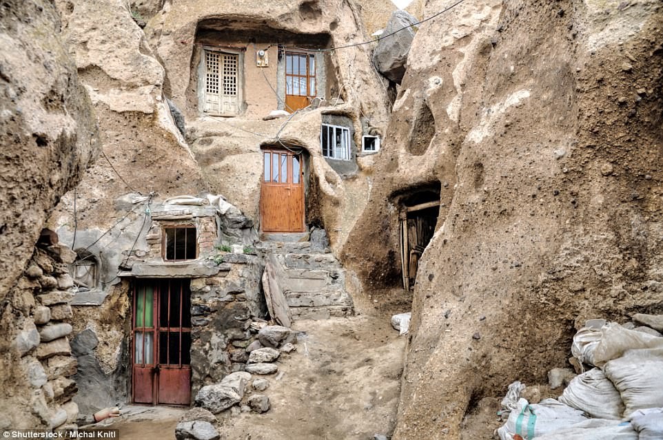 Làng Kandovan nằm ở phía tây bắc của Iran. Nằm trong khu vực đá núi lửa, đây là nơi cư trú trong hang động lớn nhất thế giới, là nhà của khoảng 168 gia đình. Những ngôi nhà ở đây có niên đại ít nhất 800 năm tuổi. Chính vì vậy, Kandovan là một trong những  công trình cổ nhất thế giới vẫn có người ở.