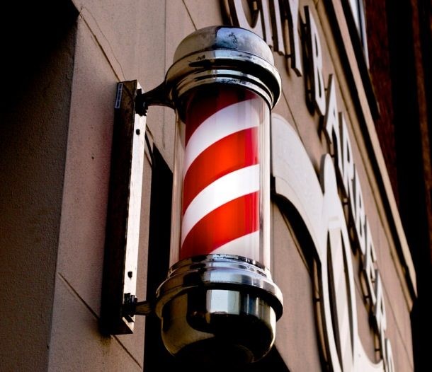 Barber Pole – biểu tượng nổi tiếng mà mọi người thường nhìn thấy ở những điểm cắt tóc dạo trên vỉa hè. Biểu tượng của thợ cạo (cắt tóc, gội đầu, hấp tóc, nhuộm tóc...) gây chú ý với những cây cột với 2 màu sọc trắng và đỏ đặt trước cửa hiệu.