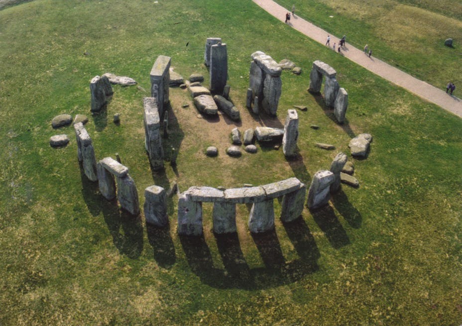 Trong nhiều thế kỷ, bãi đá cổ Stonehenge -  phát hiện khảo cổ học nổi tiếng thế giới nằm ở vị trí phía bắc Salisbury, Anh là một bí ẩn lớn thách thức giới chuyên gia. Nhiều giả thuyết được đưa ra để lý giải mục đích của Stonehenge cũng như ai là người dựng nên.