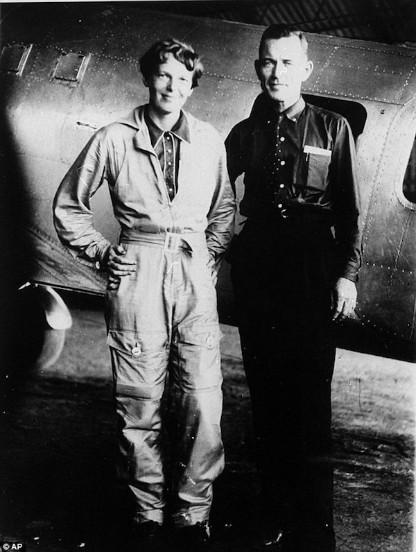 Nữ  phi công Amelia Earhart đã mất tích bí ẩn trong một chuyến bay qua Thái Bình Dương năm 1937 cùng hoa tiêu Fred Noonan.