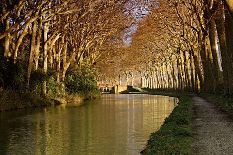 Kênh đào Canal des Deux Mers gồm 2 con kênh gồm:  kênh đào Canal du Midi kéo dài 240km từ cảng Sète ở Địa Trung Hải tới Toulouse và kênh Canal de Garonne, dài 193km, nối Toulouse với thị trấn Castets-en-Dorthe.