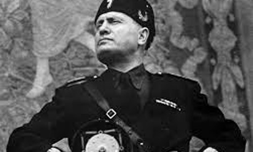  Nhà độc tài Benito Mussolini lãnh đạo phong trào phát xít đầu tiên ở châu Âu trước khi trở thành Thủ tướng độc tài cai trị phát xít Italy từ năm 1922 - 1943. Trong vai trò là thủ tướng, Mussolini gây ra nhiều tội ác.