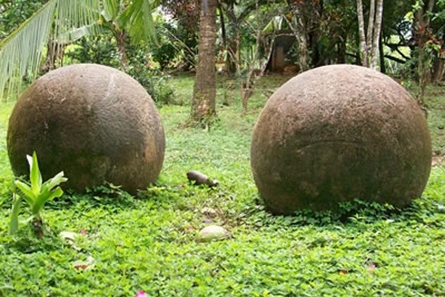 Trong suốt nhiều năm, các chuyên gia, nhà khoa học cố gắng đi tìm lời giải những bí ẩn về  quả cầu đá khổng lồ ở Costa Rica như vì sao chúng có mặt tại đây và ai là người làm ra chúng.