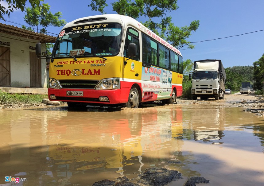 Quốc lộ 8A nối từ thị xã Hồng Lĩnh qua huyện Đức Thọ, Hương Sơn đi lên cửa khẩu Cầu Treo (Hà Tĩnh) ngày nắng vẫn ngập nước. Quốc lộ có tổng chiều dài 85 km, từng được Bộ Giao thông Vận tải bầu chọn là " Con đường đẹp nhất Việt Nam".