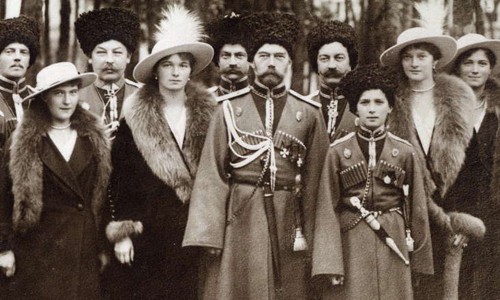 Vào năm 1918, Sa hoàng Nicholas II, hoàng hậu Alexandra và 5 người con bị xử xử bắn đồng loạt khi phong trào Bolshevik tại Nga lên đến đỉnh điểm. Vụ thảm sát đẫm máu  hoàng tộc Romanov đã trở thành một sự kiện gây chấn động lịch sử. Trong ảnh là sa hoàng cuối cùng của Nga - Nicholas II bên các con Anastasia, Olga, Alexei, Tatiana và Maria.