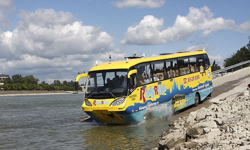 Khi du khách ghé thăm thành phố Budapest nổi tiếng của Hungary sẽ khá ấn tượng với hệ thống  xe bus lưỡng cư.