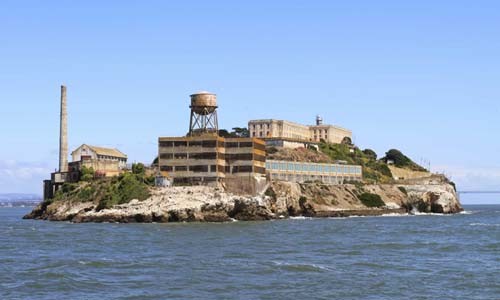 Nhà tù liên bang Alcatraz được coi là một trong những nơi đáng sợ nhất trên thế giới, giam giữ tội phạm khét tiếng.  Nhà tù khét tiếng này nằm trên hòn đảo cùng tên, ngoài khơi bờ biển San Francisco (Mỹ). Vì nằm cách xa bờ, trong khu vực nước lạnh, dòng chảy mạnh và nhiều sương mù, Alcatraz từng được coi là nhà tù có hệ thống an ninh mạnh nhất từ 1934-1963. Sau khi đóng cửa năm 1963, nhà tù này trở thành điểm đến yêu thích cho du khách khắp mọi nơi trên thế giới. Ảnh: Amazonaws.