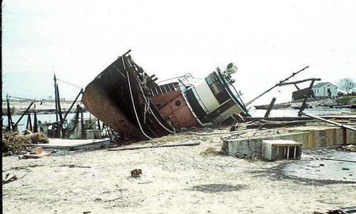 Bão Carla, 1961: Khởi đầu từ vùng áp thấp nhiệt đới ở biển Caribbean ngày 3/9/1961, Carla trở thành bão lớn, sau đó đổ bộ khu vực Port O'Connor và Port Lavaca ở bang Texas, Mỹ, với sức gió lên tới 280km/h. Đây là cơn bão dữ dội nhất ở Đại Tây Dương theo Chỉ số về sự khắc nghiệt của bão (SHI), hệ thống đo lường sức mạnh và sức phá hủy của các cơn bão.  Siêu bão Carla gây ra 18 cơn lốc xoáy, khiến 46 người thiệt mạng và hơn 450 người bị thương, gây thiệt hại hơn 400 triệu USD, phá hủy gần 2.000 ngôi nhà ở Texas. (Ảnh: victoriaadvocate.com).