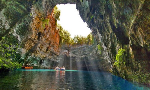 Động Melissani, Kefalonia, Hy Lạp. Người Hy Lạp cổ tin rằng động Melissani là nơi trú ngụ của nữ thần sông nước, có vẻ đẹp không thể tả bằng lời, chuyên lôi kéo những người đàn ông vào trong động và dìm chết họ.  Địa điểm độc đáo này vô cùng đẹp khi nó được chiếu sáng dưới ánh mặt trời.