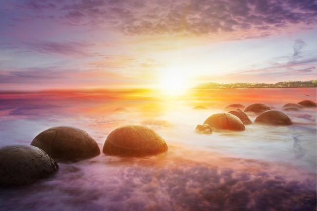 Những hòn đá Moeraki Boulders còn được gọi là "Những quả trứng rồng" nằm ở bãi biển Koekohe, New Zealand. Đây cũng là một trong những  bí ẩn khó giải nhất thế giới.