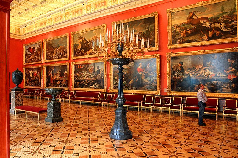 Bảo tàng lớn nhất  đất nước Nga là Hermitage nằm ở thành phố St Petersburg. Nơi đây cất giữ và trưng bày nhiều tác phẩm nghệ thuật lớn và có giá trị. Theo ước tính, bảo tàng Hermitage có khoảng 70 con mèo làm nhiệm vụ bảo vệ các kiệt tác nghệ thuật khỏi loài chuột.