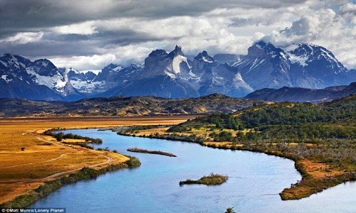 Chile nằm tách biệt với phần còn lại của Nam Mỹ, nhưng gây ấn tượng với du khách với những phong cảnh hùng vĩ như dãy núi Andes, sa mạc khô cằn Atacama và vùng hoang mạc Patagonia. Vào năm 2018,  quốc gia du lịch này sẽ kỷ niệm 200 năm độc lập.