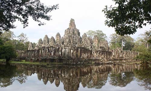 Quần thể Angkor nổi tiếng của Campuchia là một  di sản nổi tiếng thế giới. Du khách thường tới nơi đây đông nhất là vào khoảng tháng 2 và tháng 11.