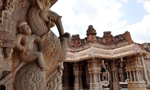 Thị trấn Hampi thuộc bang Karnataka, phía nam Ấn Độ, nằm kề bên dòng sông Tunghabhadra, từng là kinh đô của Đế quốc Vijayanagara trong thời gian từ năm 1343 - 1565. Nơi đây được UNESCO công nhận là Di sản thế giới. Trong đó, đền Vittala ở Hampi là một trong những công trình nổi tiếng với phong cách kiến trúc độc đáo.