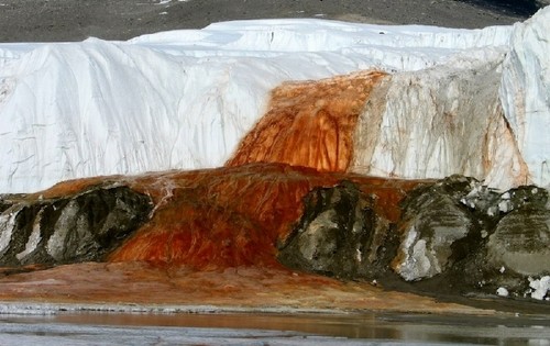 "Thác máu" trên hồ Taylor Glacier, quốc gia Antarctica là một trong những  điều kỳ lạ nhất thế giới. Nổi bật giữa hồ băng trắng toát là dòng nước chảy có màu đỏ như máu vô cùng kỳ bí và khác thường. Màu sắc kỳ lạ này là do chất sắt dioxit trong nước - kết quả của quá trình trao đổi chất diễn ra tại đây.