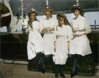 Bức  ảnh lịch sử chụp 4 con gái của sa hoàng Nga Nicholas II gồm các công chúa: Maria, Olga, Anastasia, and Tatiana. Ảnh chụp năm 1910. Nicholas II là Sa hoàng cuối cùng của nước Nga. Ông và vợ con bị bắn chết vào ngày 17/7/1918.