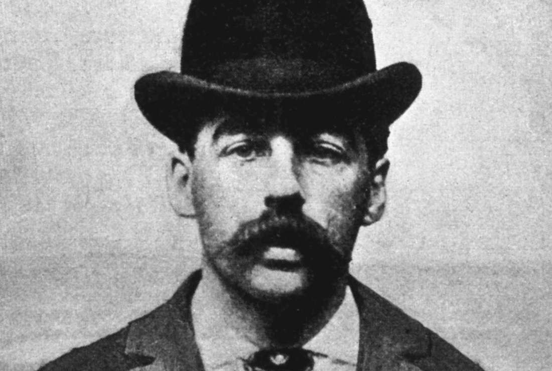 H. H. Holmes (tên thật là Herman Webster Mudgett) là tên  sát nhân hàng loạt đầu tiên trong lịch sử Mỹ còn được biết đến với tên gọi "quái vật Chicago". Y đã tra tấn và giết chết 27 người ngay tại khách sạn của mình ở Chicago. Chính vì vậy, khách sạn mà y gây án còn được gọi là "lâu đài chết chóc".