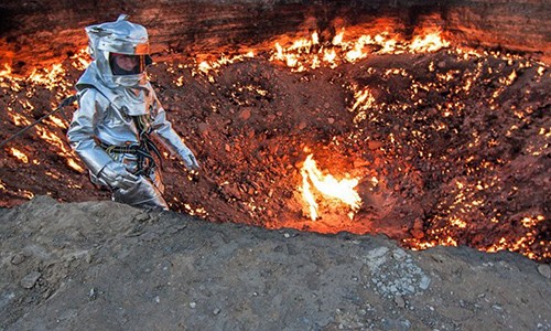 “Cổng địa ngục" ở Turkmenistan là một trong những  nơi đặc biệt nhất thế giới. Trên thực tế, đây là một hố lửa đã cháy rừng rực suốt 40 năm qua tại Turkmenistan.