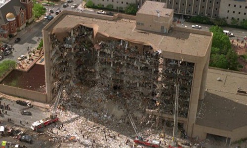 Ngày 19/4/1995, Timothy McVeigh thực hiện  vụ đánh bom tại tòa nhà liên bang Murrah ở thành phố Oklahoma, Mỹ. Đây được xem là một trong những vụ khủng bố tồi tệ nhất nước Mỹ.