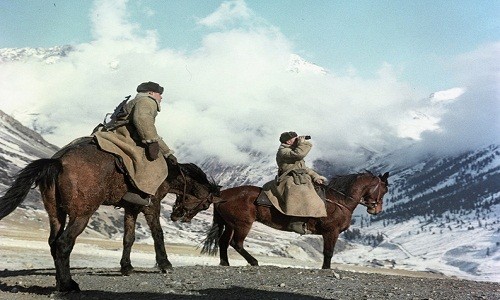 Hai binh sĩ  Hồng quân Liên Xô cưỡi ngựa khi làm nhiệm vụ ở Tajikistan năm 1967.