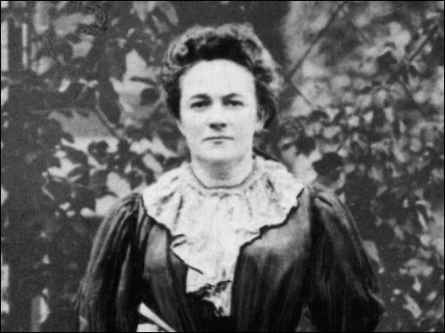 Clara Zetkin (1857-1933) được lịch sử ghi nhận là người đưa ra sáng kiến lấy ngày 8/3 hàng năm là  ngày Quốc tế Phụ nữ. Sinh tại Wiederau, Saxony, Đức, bà Zetkin tham gia các phong trào của phụ nữ và người lao động từ khi còn đi học.