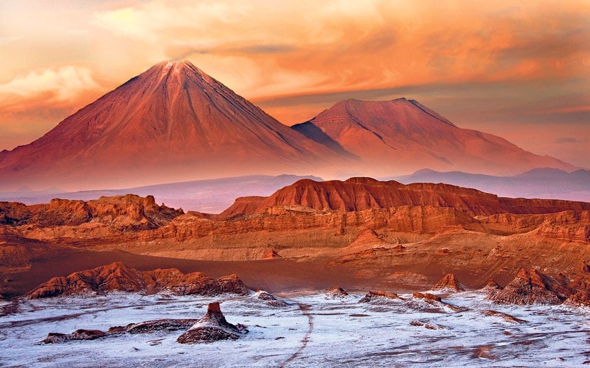  Sa mạc Atacama nằm ở phía bắc Chile, giữa Thái Bình Dương và dãy núi Andes. Nơi đây gồm những địa hình tương phản nhau: đồi đá, núi lửa và các cồn cát trải dài.